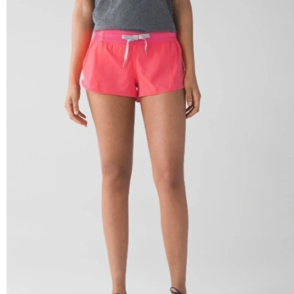 Lululemon Hotty Hot Short 2”  Flash Light Size 6 - Picture 3 of 15